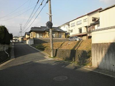 南方向の市道からの全景