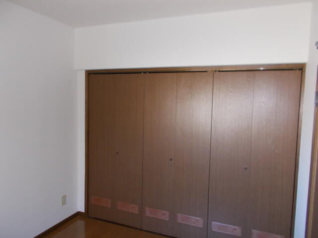 玄関横洋室収納