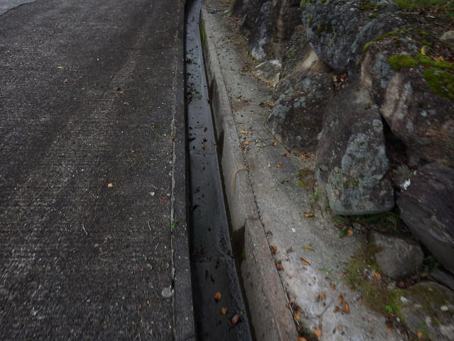 側　　溝