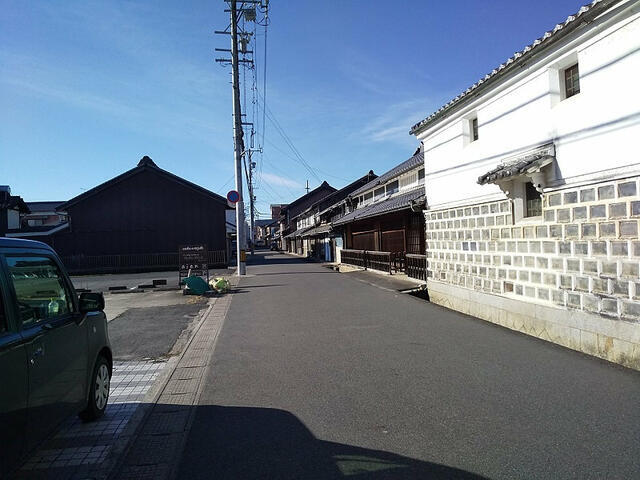 重要文化財の建物が並ぶ街並み