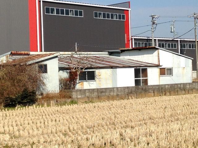 道路は未舗装の市道