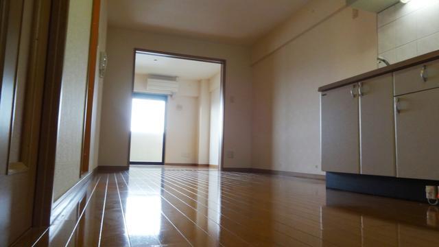 ＬＤＫより洋室望む