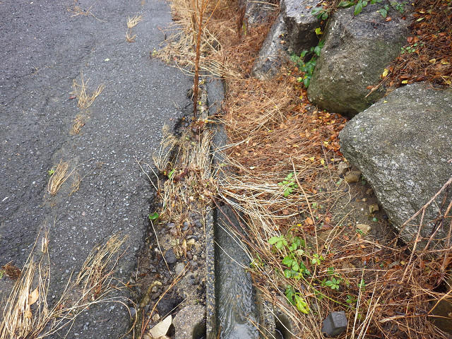 側　溝