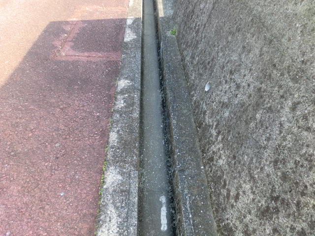 側　溝
