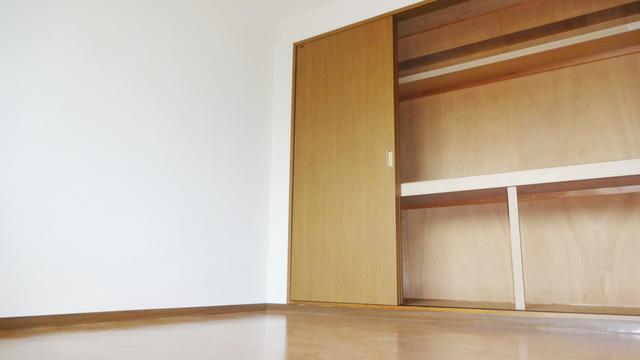 東側の洋室収納