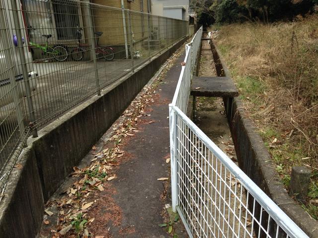 北側は通路と用水路に