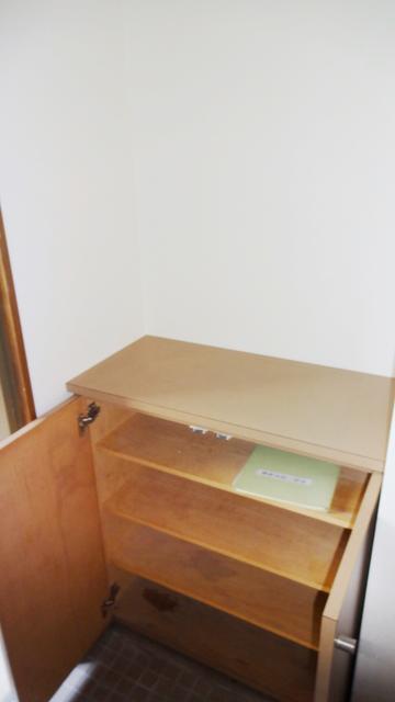 下駄箱。やや小さいのはマイナス