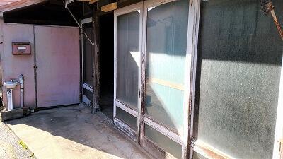 正面入り口付近