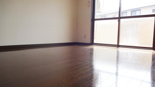 ベランダ側が駐車場なので採光有