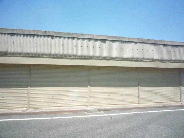 シャッター付きガレージ