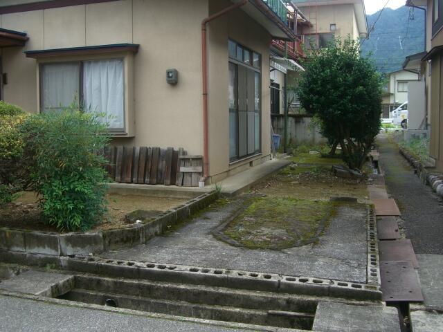 駐車スペースと庭