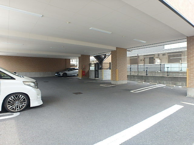 ＬＥＯ伍拾伍番館 駐車場