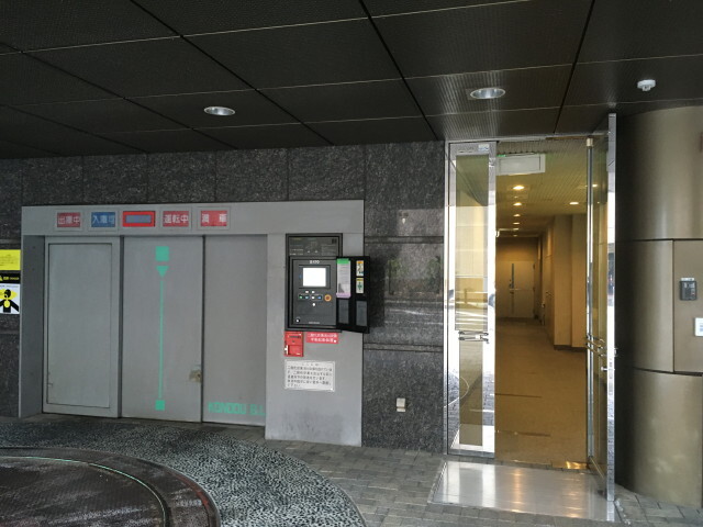 建物エントランス・駐車場出入口