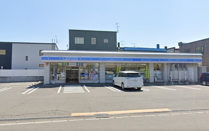 道路挟んですぐにコンビニ