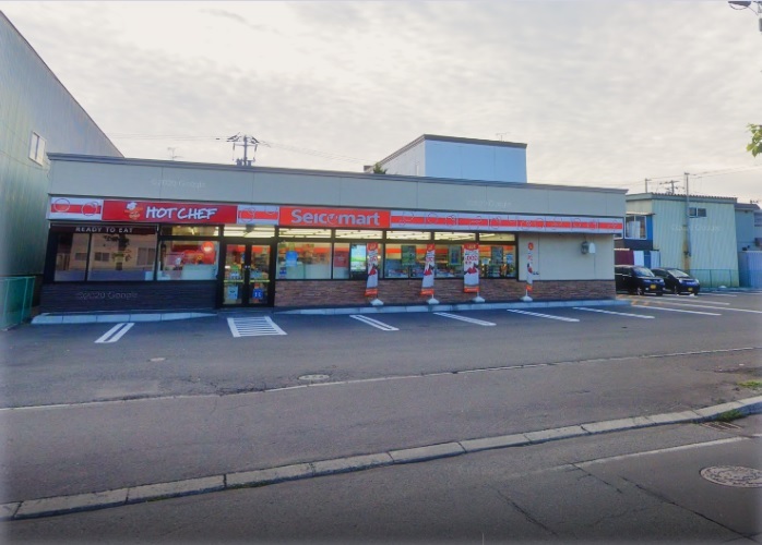 道路向かいにすぐコンビニ