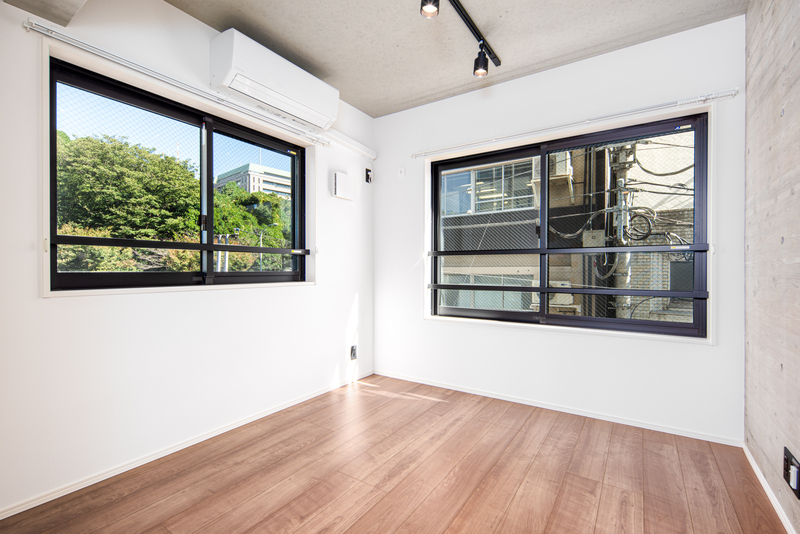 窓で明るさが調整可能です。