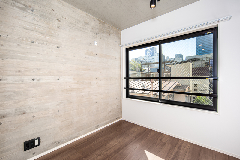 木目のコンクリ壁でおしゃれに!