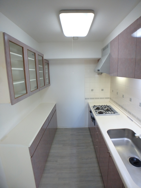 食器棚付きのキッチン