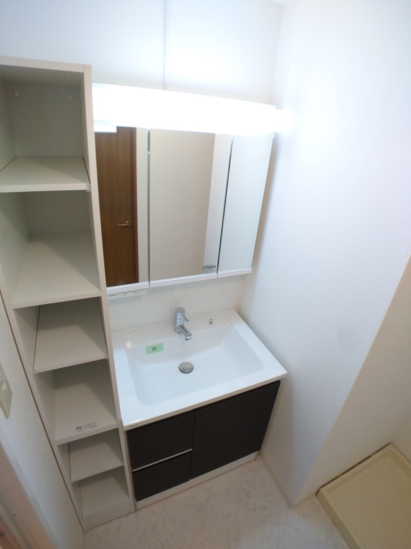 タオル等の収納に便利な棚付き洗面所