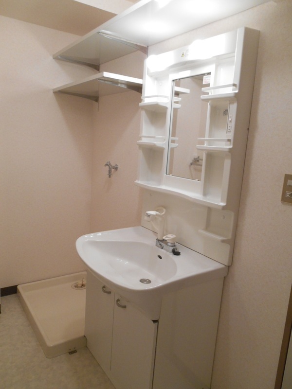 103　シャワー付化粧洗面台.室内洗濯機置場