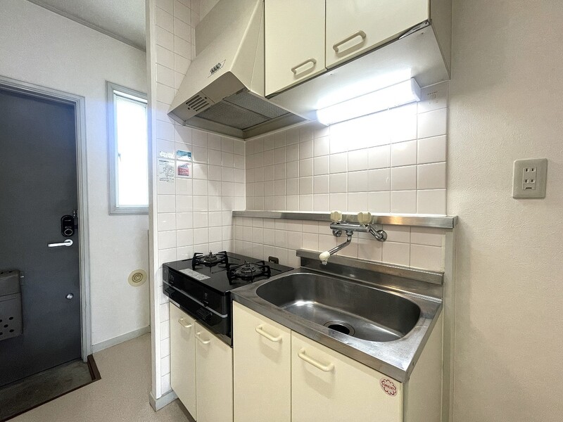 キッチンには２口コンロ付きです。