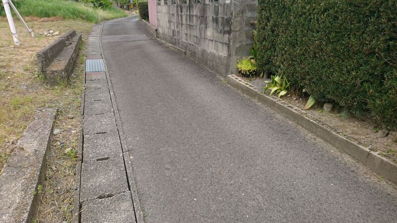 東側道路（公道約2.5ｍ：セットバック要）※コンクリート構造物は撤去します