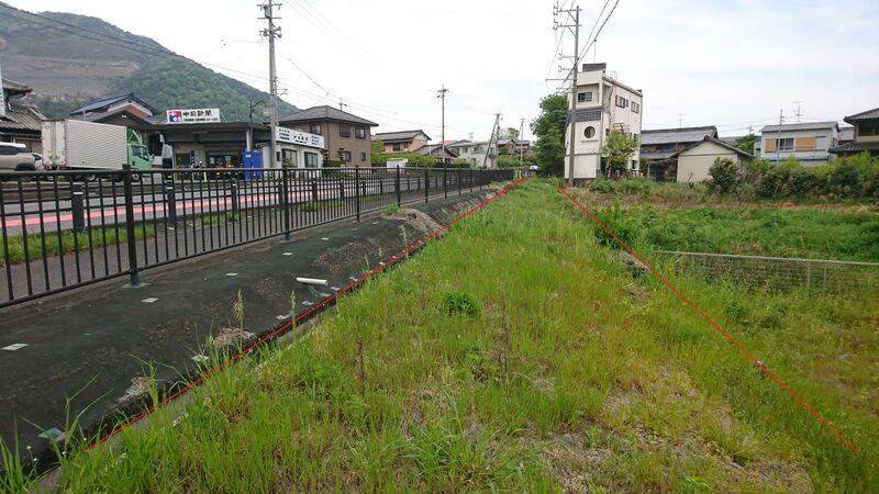 本物件と西側国道の間の保有地