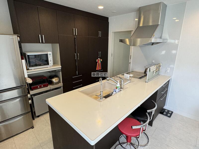 オープンでフラットなカウンターの対面型キッチン