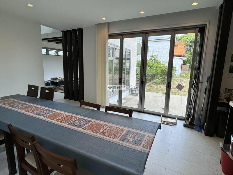 ダイニングキッチンから南側に広がるお庭を