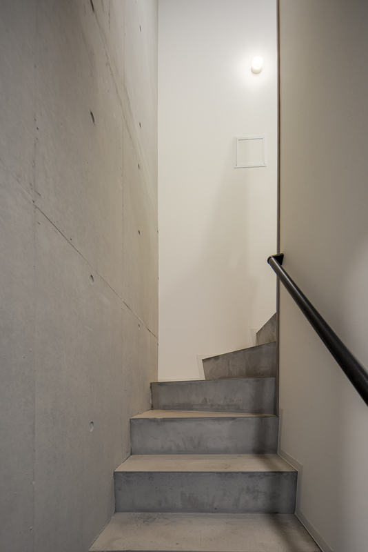 地下に続く階段。