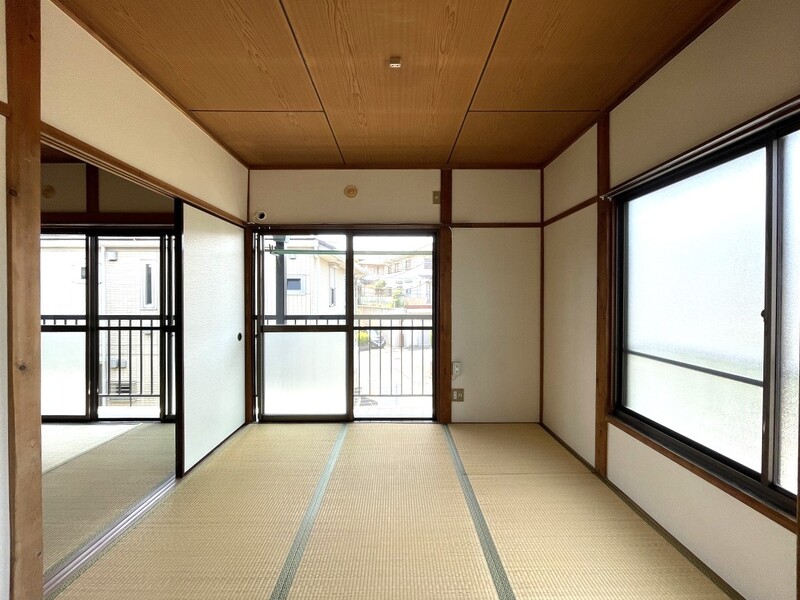 ベランダに面した和室は2面採光。風が良く通り涼しいです。