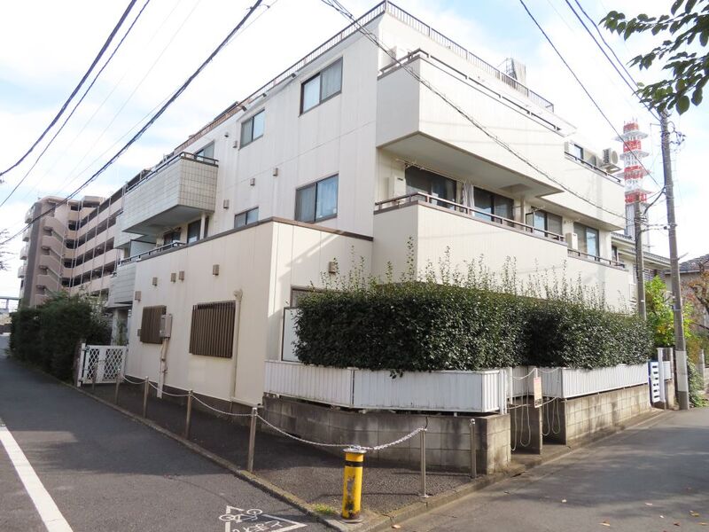 外観瀟洒な建物。