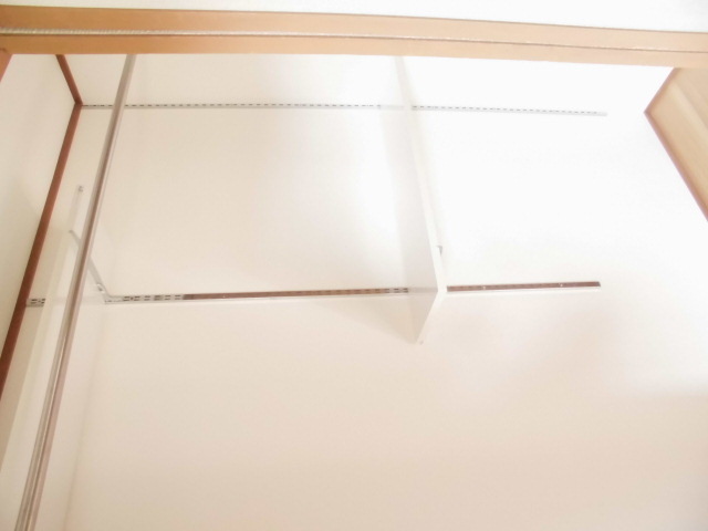 棚付きのクローゼット
