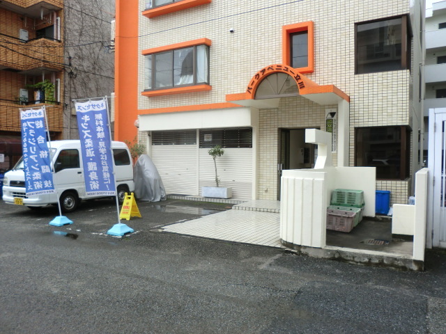 外観瀟洒な建物。