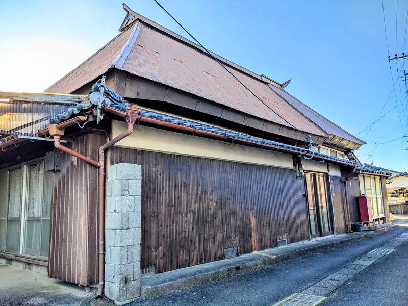 古民家を感じる立派な外観。茅葺屋根にトタンを被せた、所謂タイムカプセル、缶詰屋根が存在感を示します。