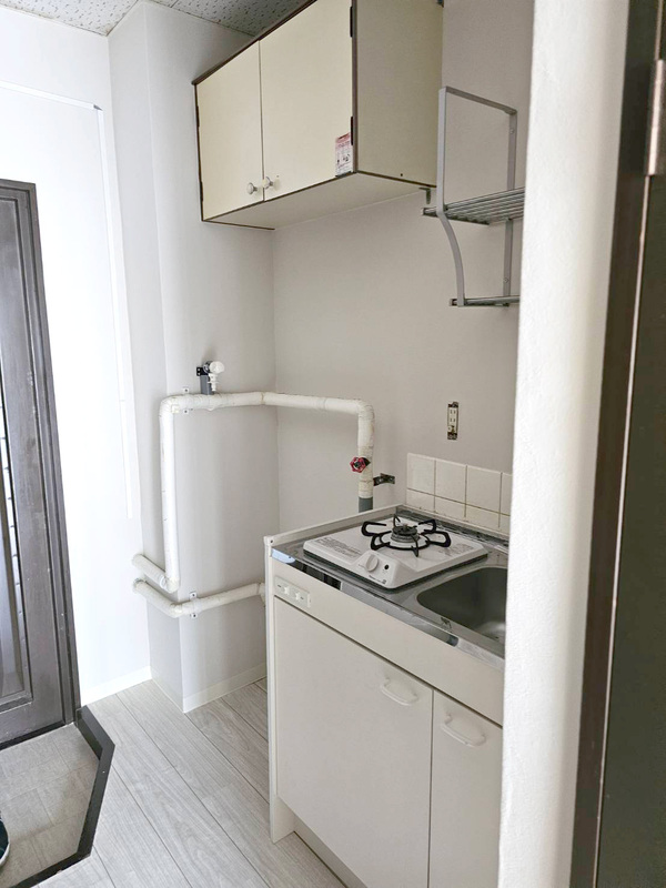 キッチン横が洗濯機置き場です　※写真は同間取りの別のお部屋です。実際のお部屋は内見にてご確認ください