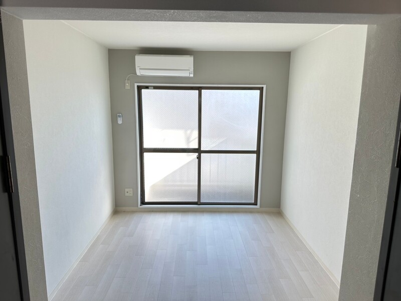 白を基調としたシンプルなワンルームです