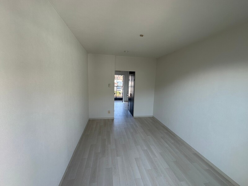 白を基調としたシンプルなワンルームです