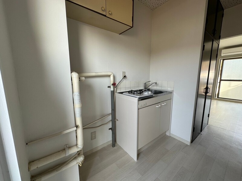 玄関入ってすぐにキッチン＆洗濯機置き場