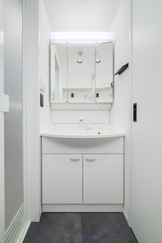 鏡裏や洗面台下に収納可能な化粧洗面台です。