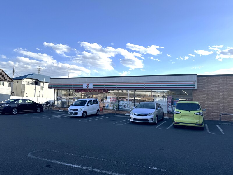 徒歩4分にセブンイレブンがあります