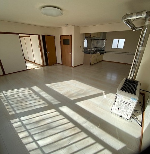 居間、洋室…日差したっぷり