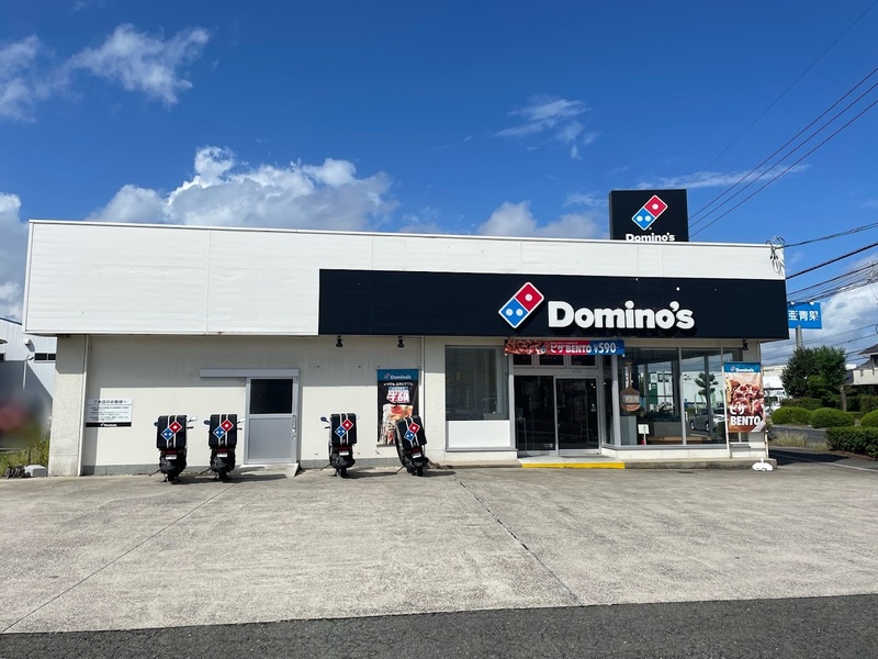 外観　駐車場より店舗を撮影