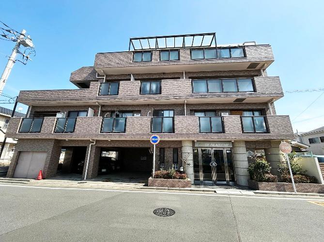 落ち着いた色合いの外観です。