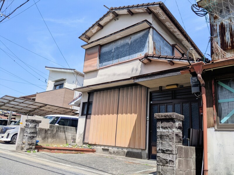 敷地西側前面の様子。東西に広がる長方形の地型です。建物解体後、更地での引渡しとします。