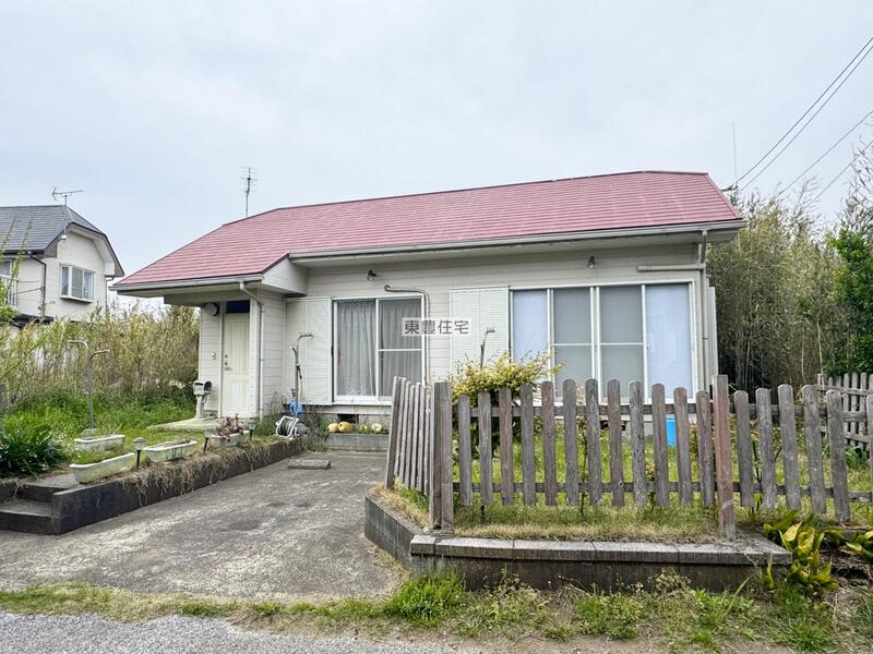 赤い屋根が目印の平屋建