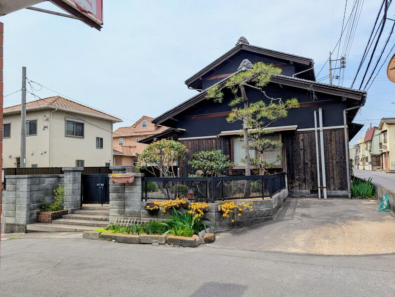 物件入口と駐車場