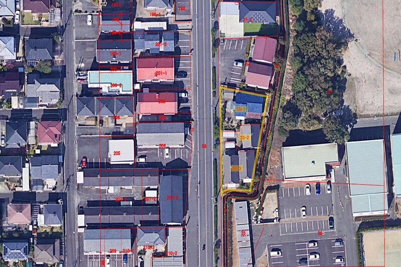 航空写真の様子。西は県道、東は河川を挟み佐賀医大の敷地となっています。