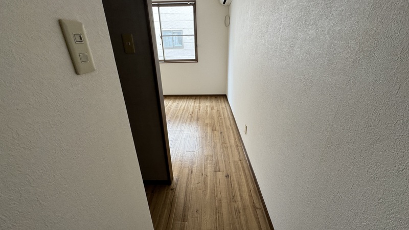 室内写真は202室になります。