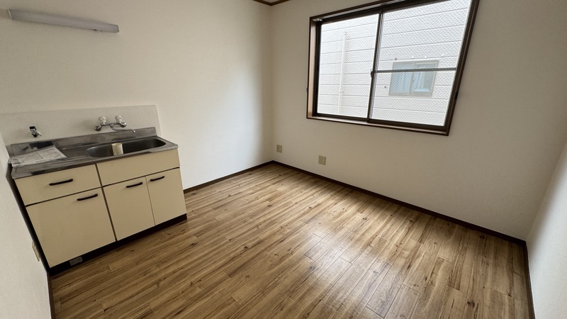 室内写真は202室になります。